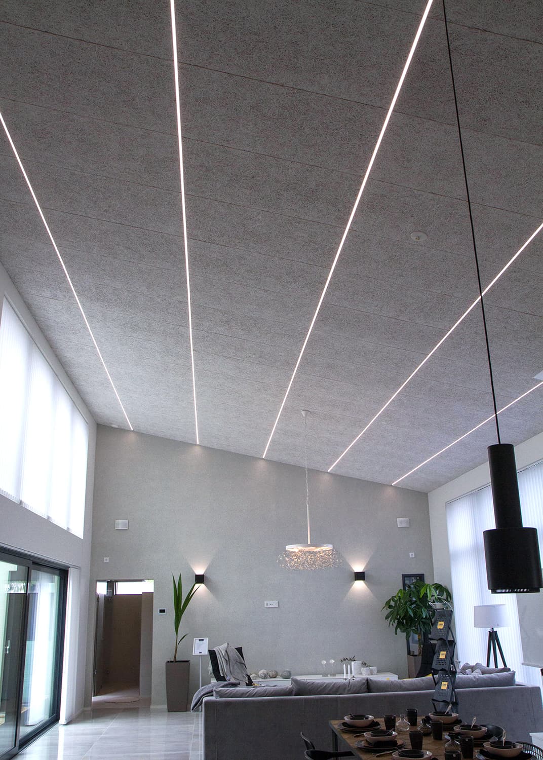 <p data-block-key="pbd2l">Akustiikkalevyjen saumoihin asennettu led-valaistus on näyttävä.</p>