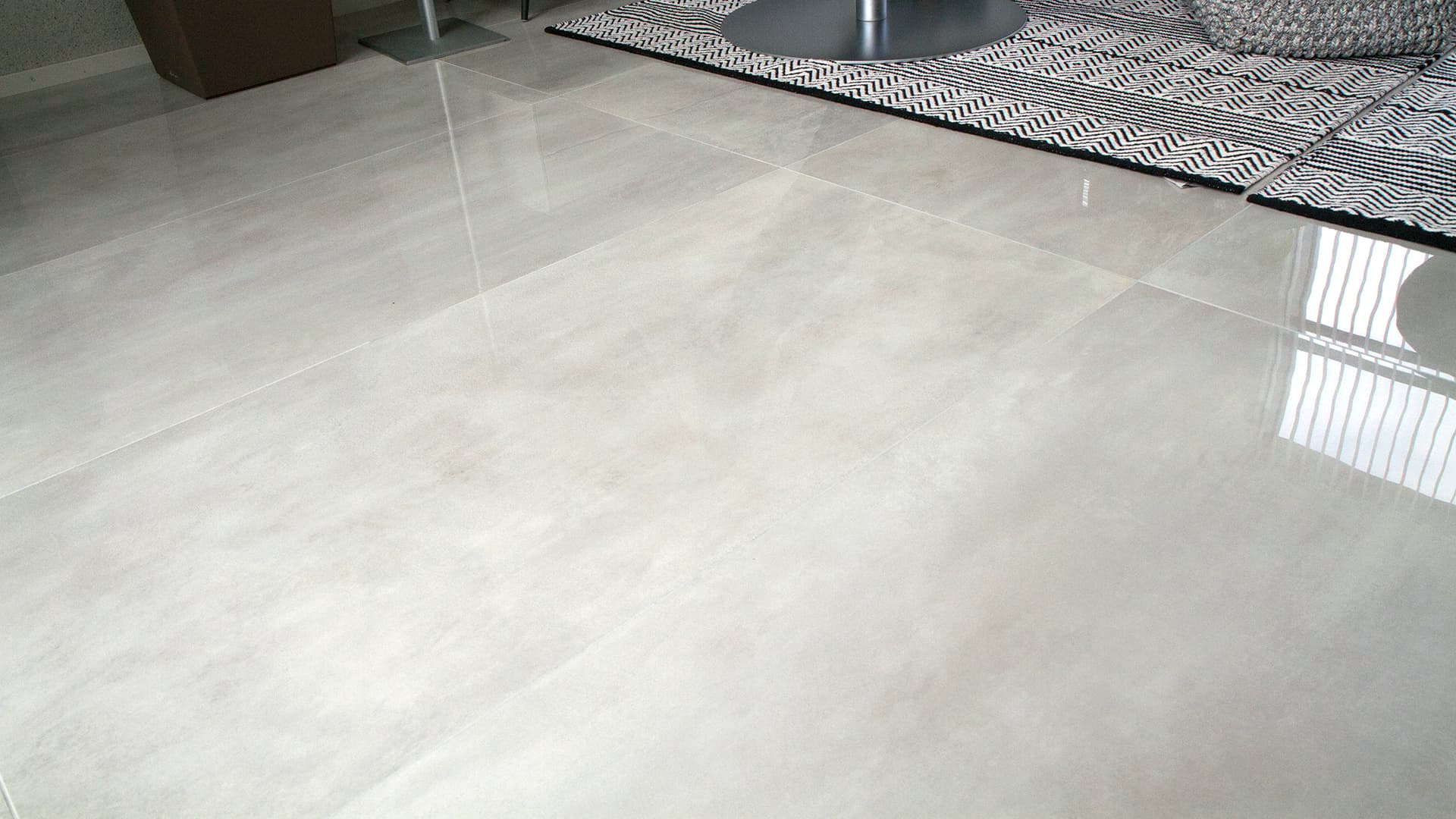 <p data-block-key="x3nkk">Suuret, kiiltävät lattialaatat luovat pohjan sisustukselle.</p>