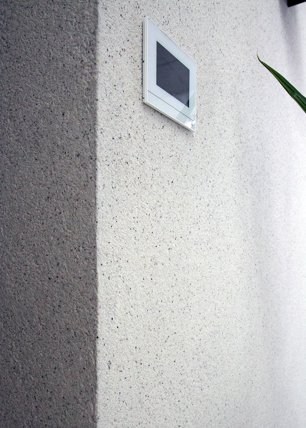 <p data-block-key="d7ki3">Päätyseinä on pinnoitettu Tikkurilan Tunto Kivi -luonnonkivellä.</p>