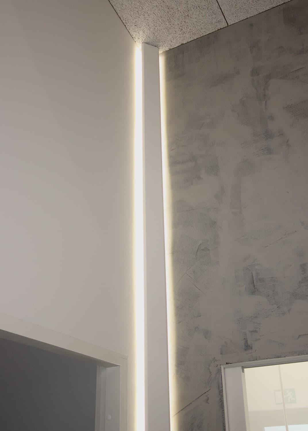 <p data-block-key="n5vhm">Nurkissa valaisevat led-nauhat.</p>