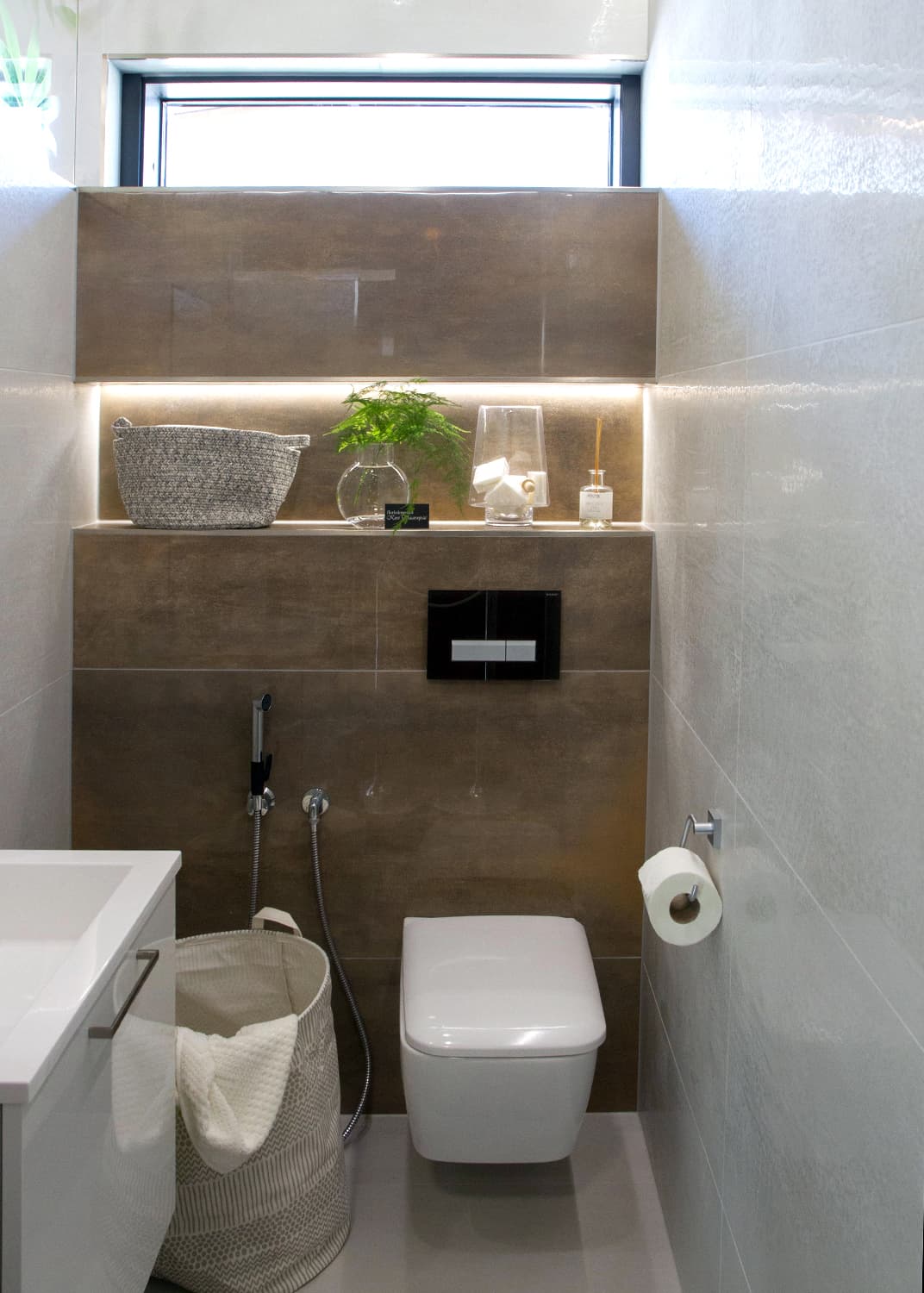 <p data-block-key="n3jya">Seinä-wc jatkaa linjakasta muotoilua.</p>