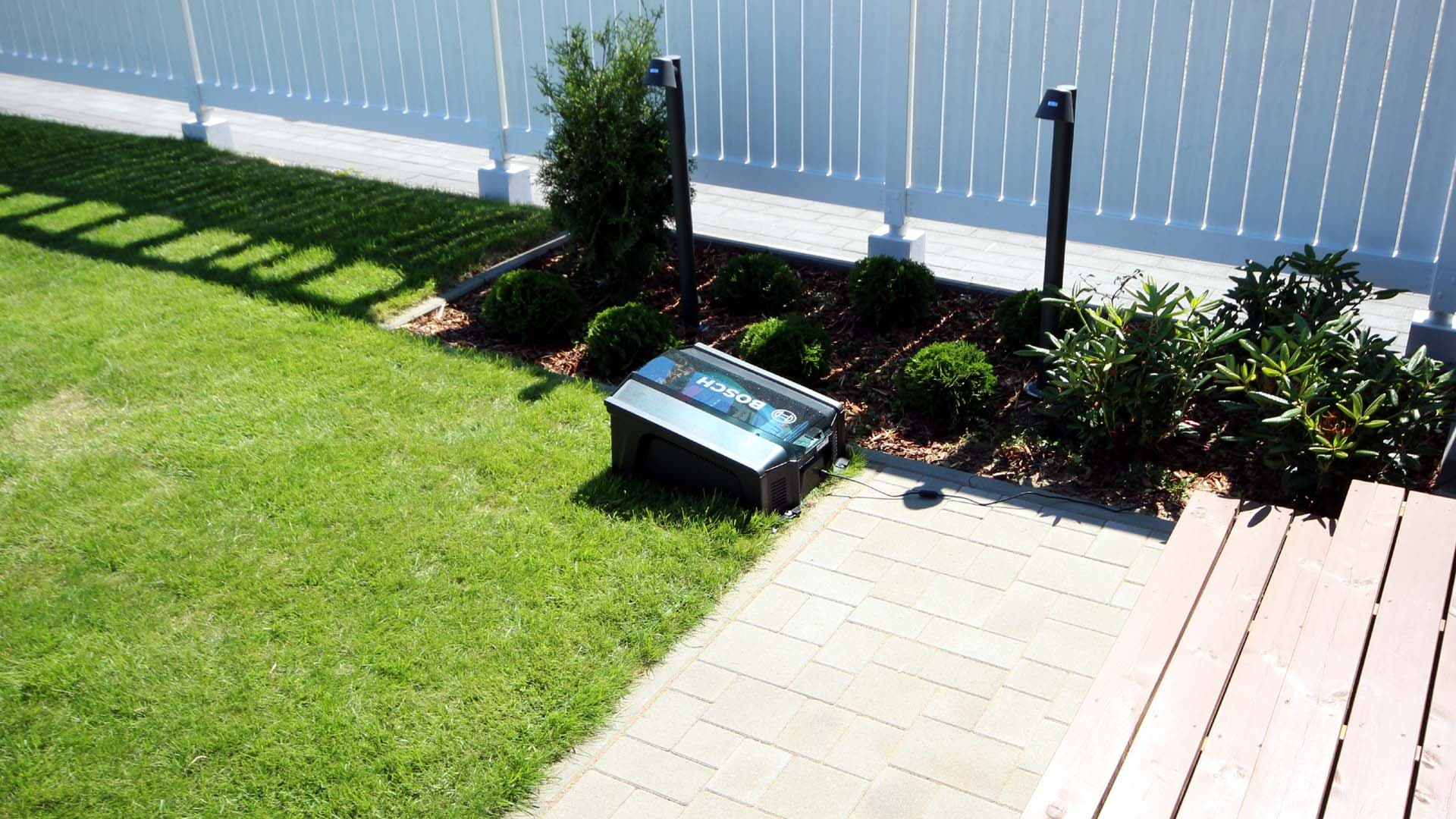 <p data-block-key="c0dez">Robottileikkuri lataa akkuja työn jälkeen.</p>