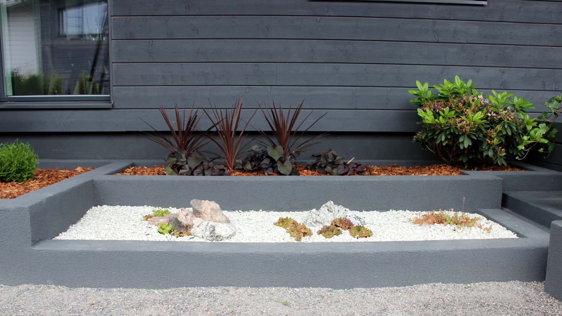 <p data-block-key="vqb52">Tämä istutusallas tai pikemminkin allasryhmä on toteutettu harkoista muuraamalla.</p>