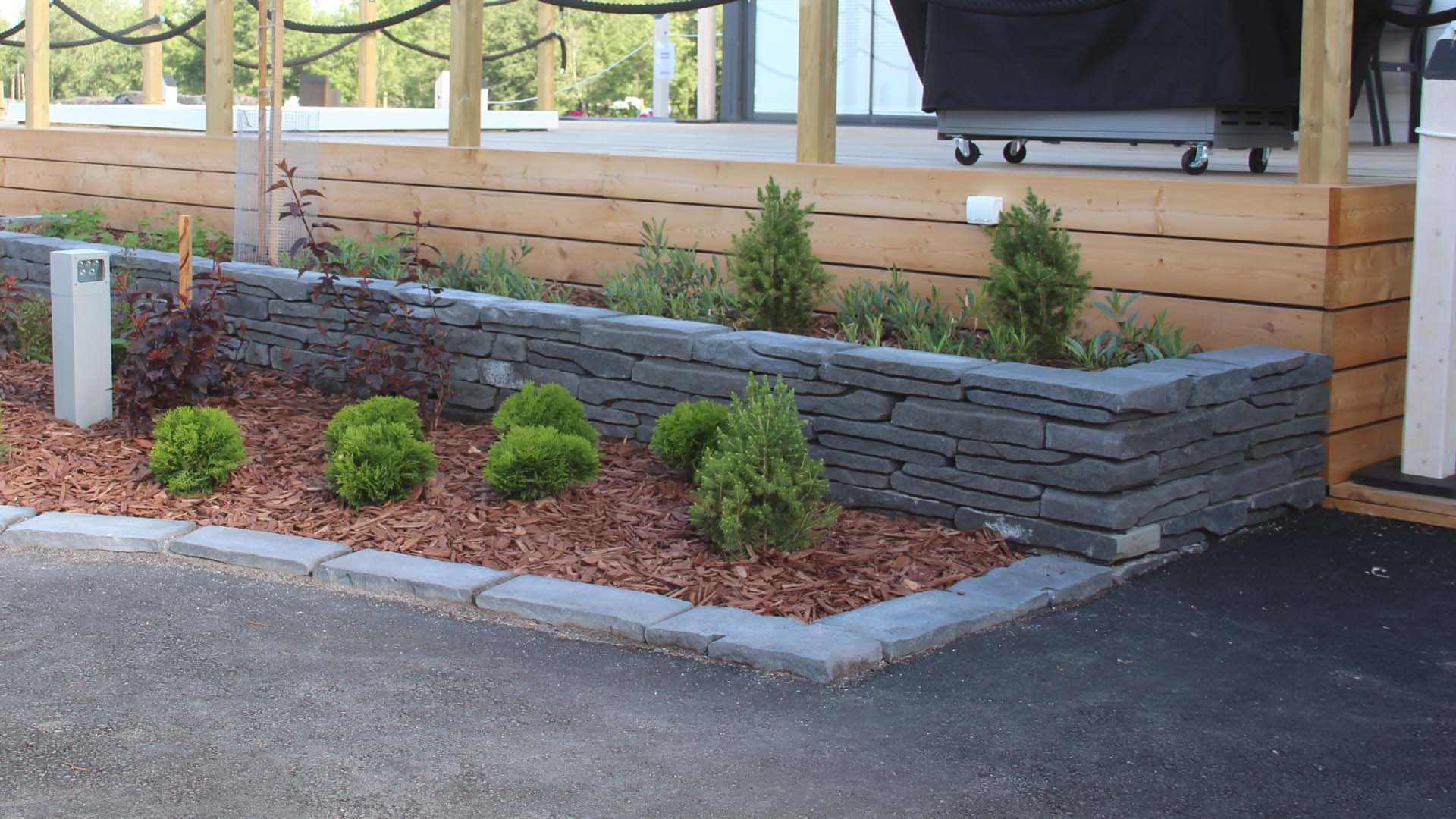 <p data-block-key="8bo7a">Istutusallas on tehty Rustikko-betonimuurikivestä.</p>