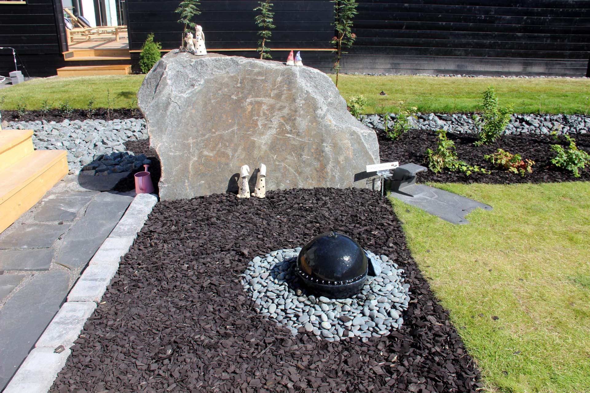 <p data-block-key="llkqp">Luonnonkiveä, koristekatetta, siirtonurmea ja vesiaihe.</p>