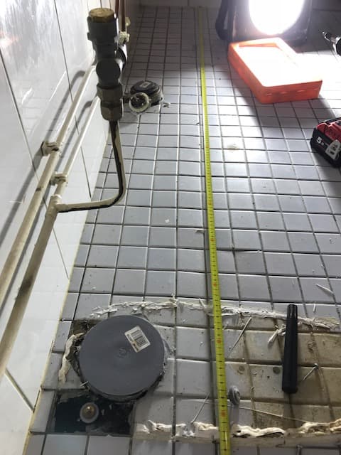 <p data-block-key="6cwiu">Kalusteiden mittaus wc-isuimen viereen.</p>