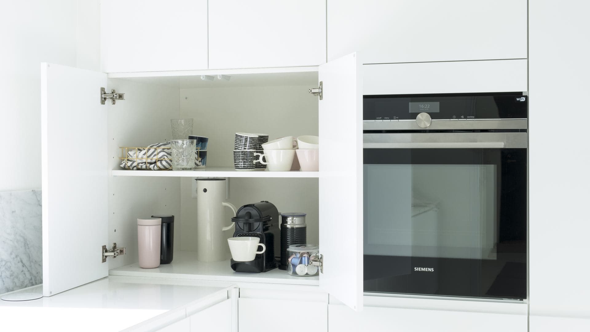 <p data-block-key="ad3hv">Aamiaiskaapin voi toteuttaa kevyemmin yliavautuvilla saranoilla.</p>