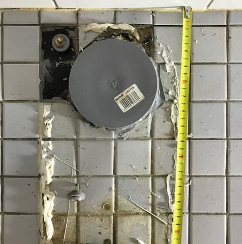 <p data-block-key="eho47">Uuden wc-istuimen paikka mitataan tarkasti.</p>