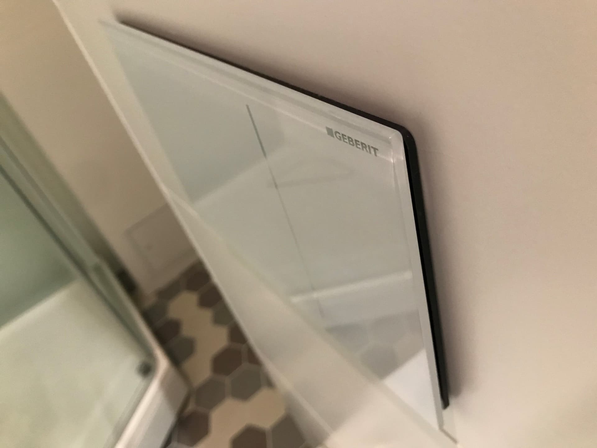 <p data-block-key="jlwld">Geberitin huuhtelupainike viimeistelee tyylin.</p>