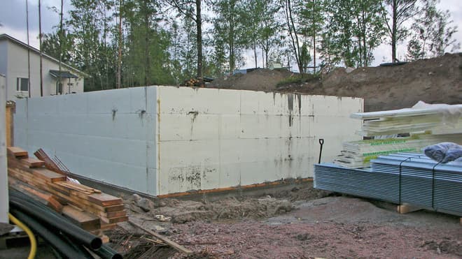 Miten kellarin sisäpuolinen eristys toteutetaan?