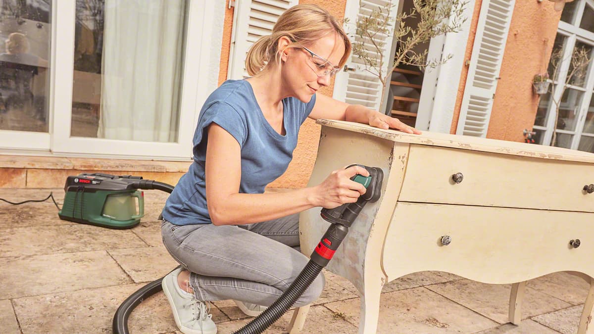 EasyCurvSander 12 on liitettävissä Bosch EasyVac 13 kuivaimuriin, joka tekee hiontatyöstä entistä siistimpää.