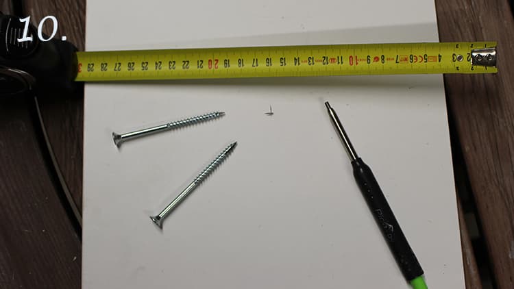 <p data-block-key="c5u96">Alustan ei kannata olla pienempi kuin 25 x 25 mm tai kuusi ei pysy pystyssä. (Kuva Sari Nieminen)</p>