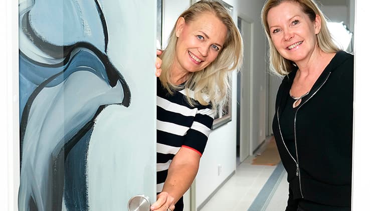 <p data-block-key="ljlfs">Taiteilija Johanna Oras ja Aulis Lundell Oy:n toimitusjohtaja Leena Lundell</p>
