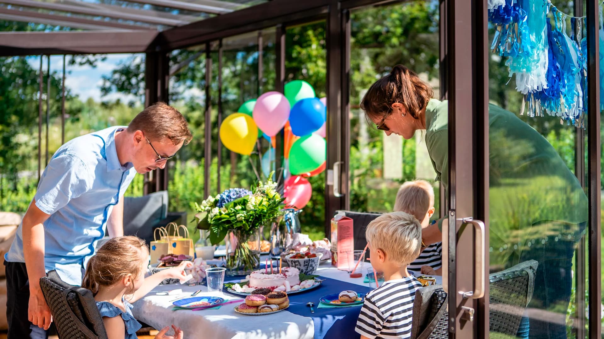 Terassista lisätilaa kotijuhlien järjestämiseen ‒ paras aika lasitukselle on nyt