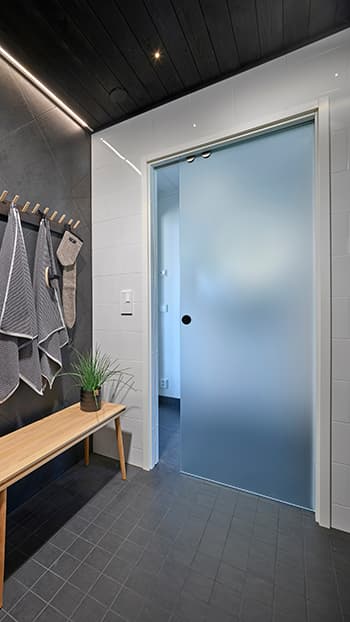 <p data-block-key="pzbie">Lasiovi on varmasti kosteudenkestävä valinta kosteisiin tiloihin.</p>