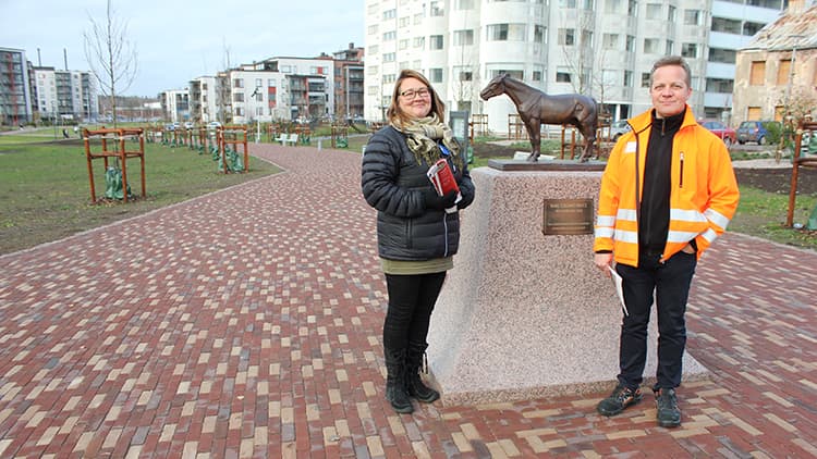 Näyttävä pihatiilipäällyste kruunasi kokonaisuuden