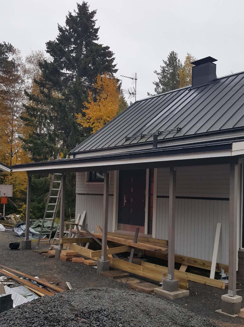 <p data-block-key="g6wj9">Katoksen runko valmiina, peltikate asennettu ja terassin rungon valmistelut alkaneet.</p>