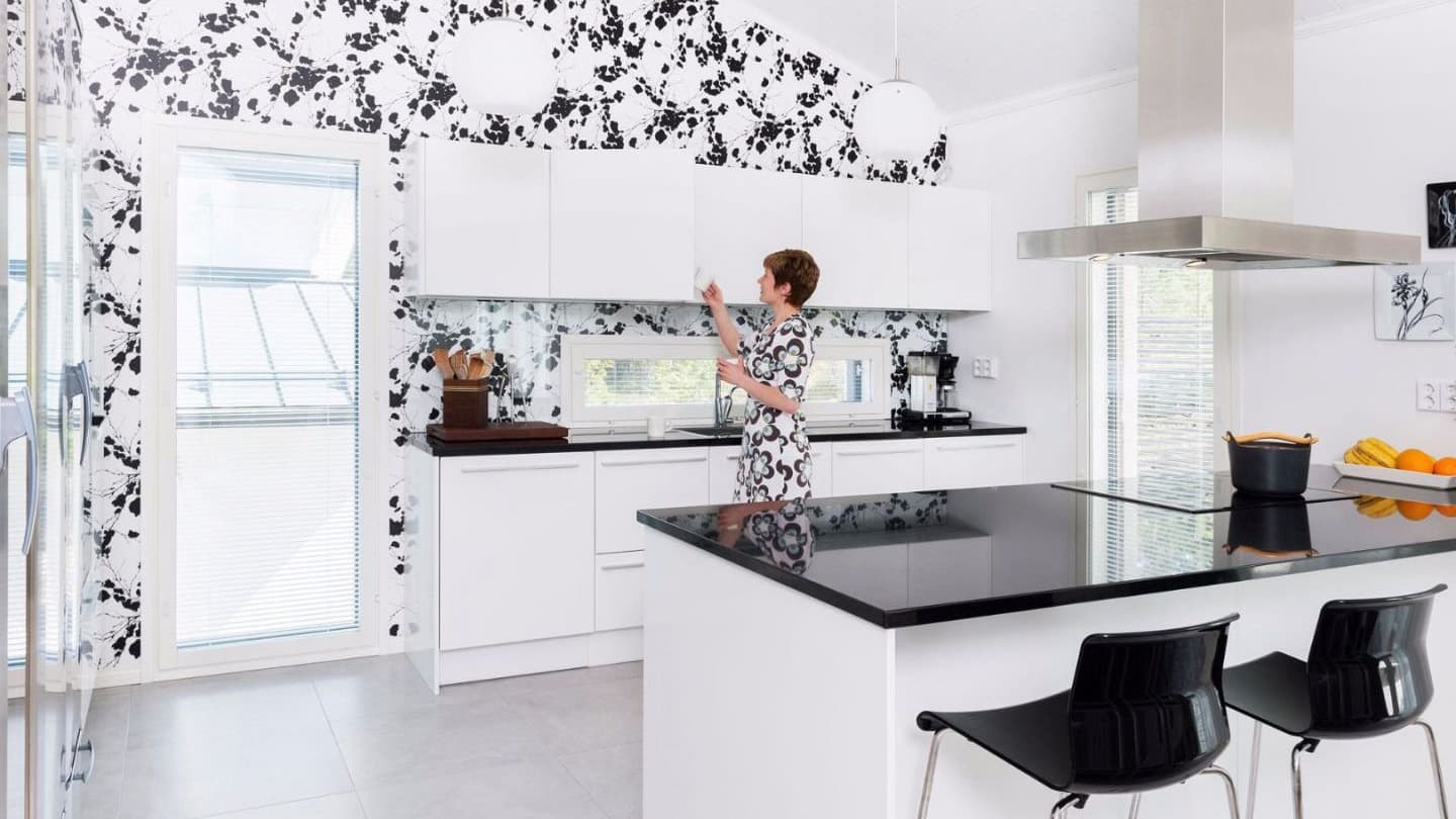 <p data-block-key="653u3">Tiina ja Tero Mäkinen rakennuttivat oman unelmakotinsa vuonna 2010 rinnetontille</p>