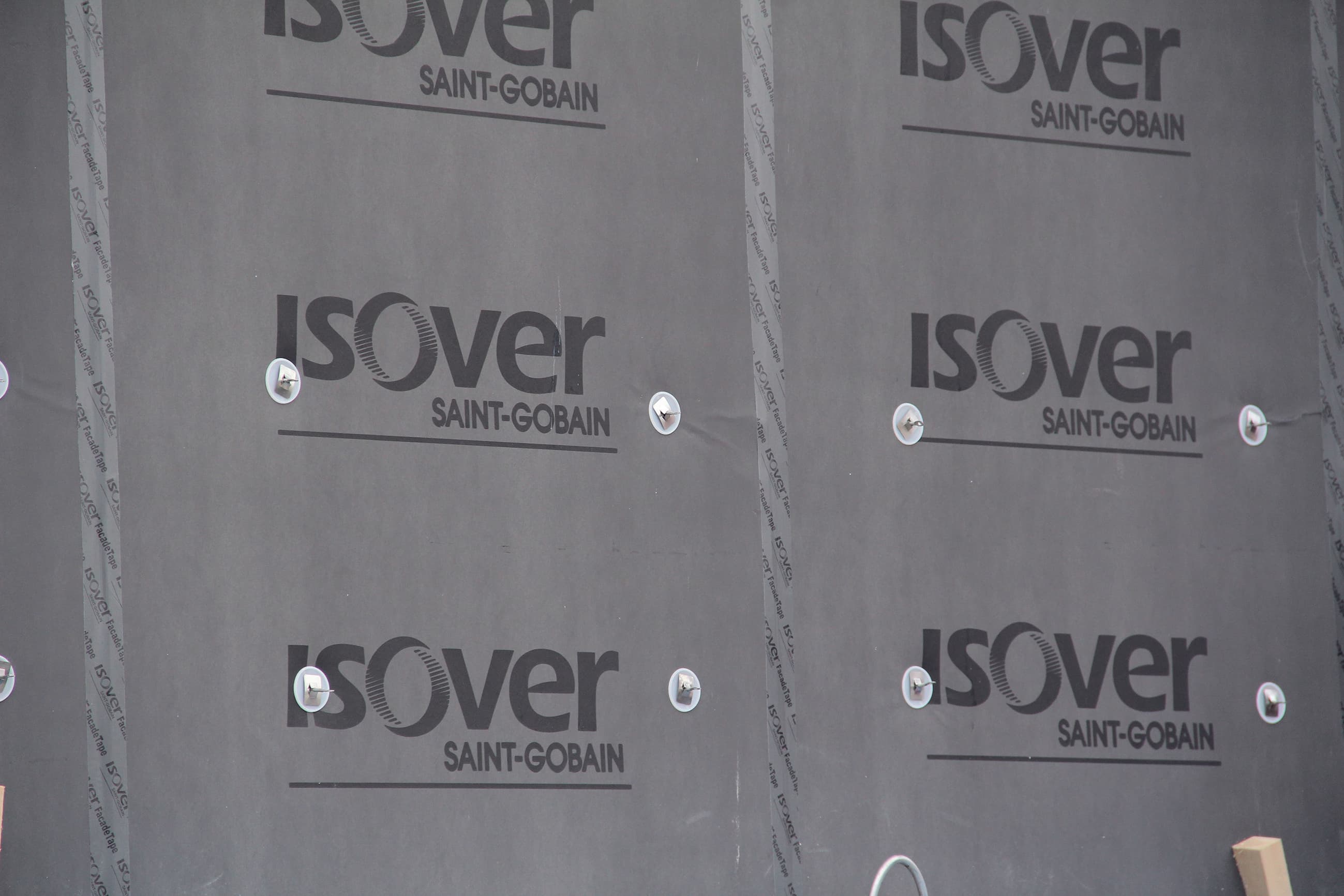 <p data-block-key="zq9e5">ISOVER Facade, entistäkin parempi tuulensuojaeriste.</p>