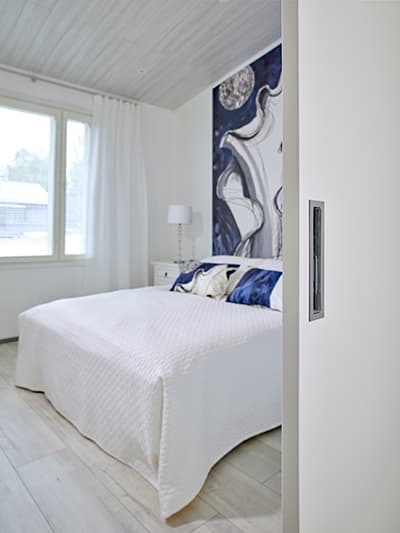 <p data-block-key="yn7ev">Tässä makuuhuoneessa nähdään sinisiä unia, kohde nro 14</p>