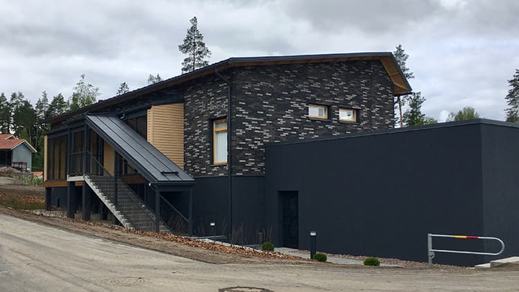 <p data-block-key="2cs7q">Kouvolan Asuntojen vuokrataloissa on mielenkiintoiset julkisivut, joissa muurattu sekoittaen kolmea eri tiililväriä, Grafiitinmusta Retroa, Graniitinkirjava Makasiinia ja Harmaa Retroa.</p>