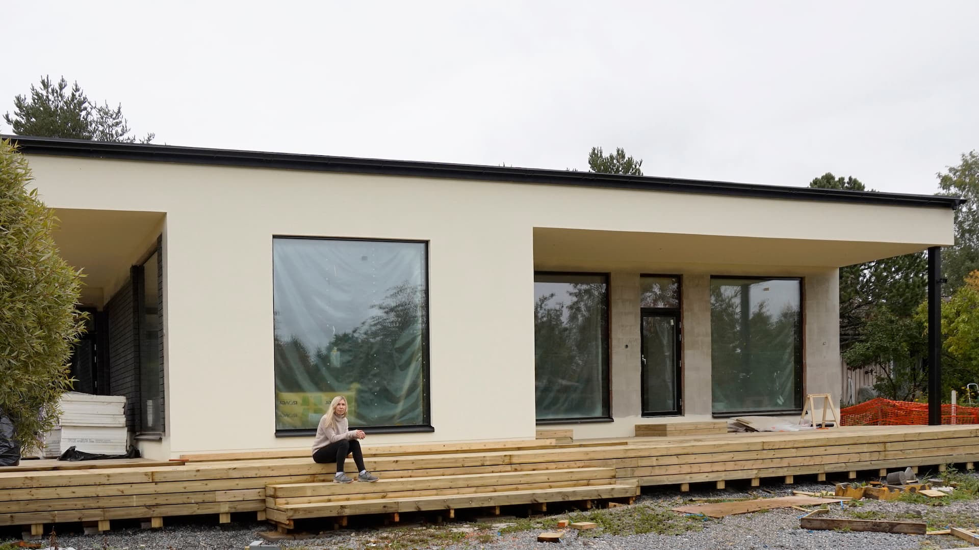 <p data-block-key="p16mg">Yksikerroksinen kennoharkkotalo on pääosin rapattu. Terassien seinäpinnoissa on tarkoitus käyttää tehosteena tiililaattaa.</p>