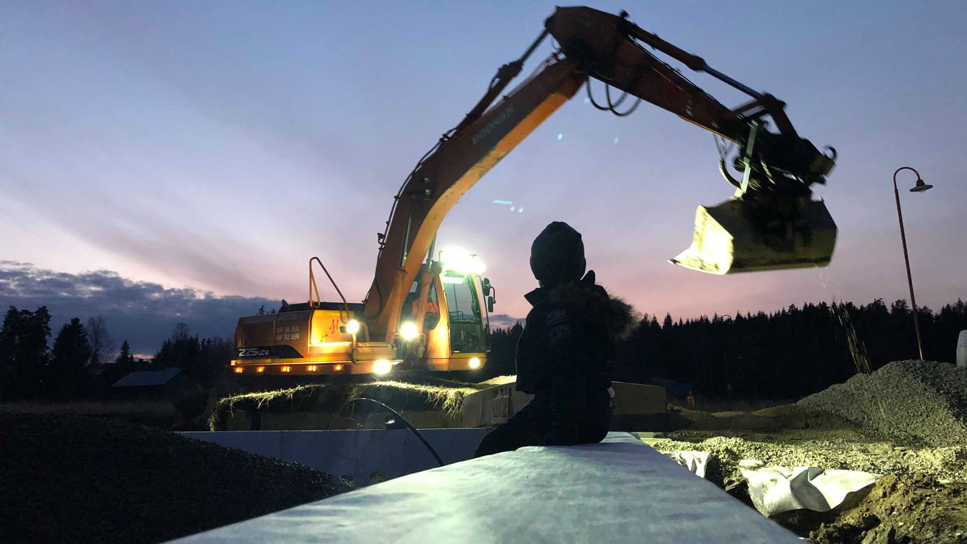 Kaiken kaikkiaan Hällforsin perheen uuden kodin rakennukseen kuluu aikaa noin 10 kuukautta.