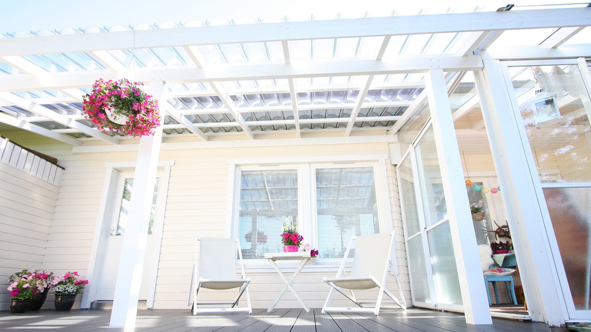 Valokatteella luot suojaisan ja rentouttavan paikan puutarhaan