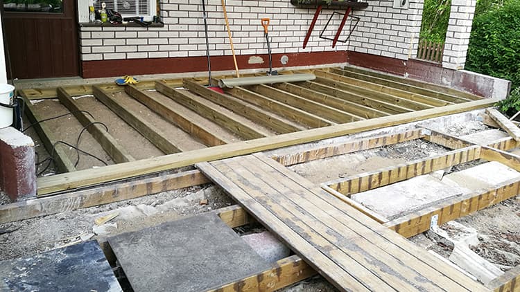 <p data-block-key="rofqp">Irtileikatut betonisokkelin palat painoivat sen verrat, ettei niitä viitsinyt viedä kovin kauas. Jätimme ne terassin alle.</p>