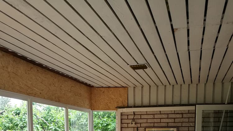 <p data-block-key="mgsfx">Seinille laitettiin samaa 11 mm OSB-levyä kuin kattoonkin.</p>