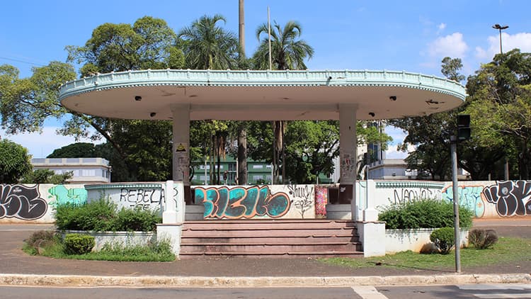 <p data-block-key="wuogi">Paviljongin monet kasvot - niin ruma, että se on jo kaunis.</p>