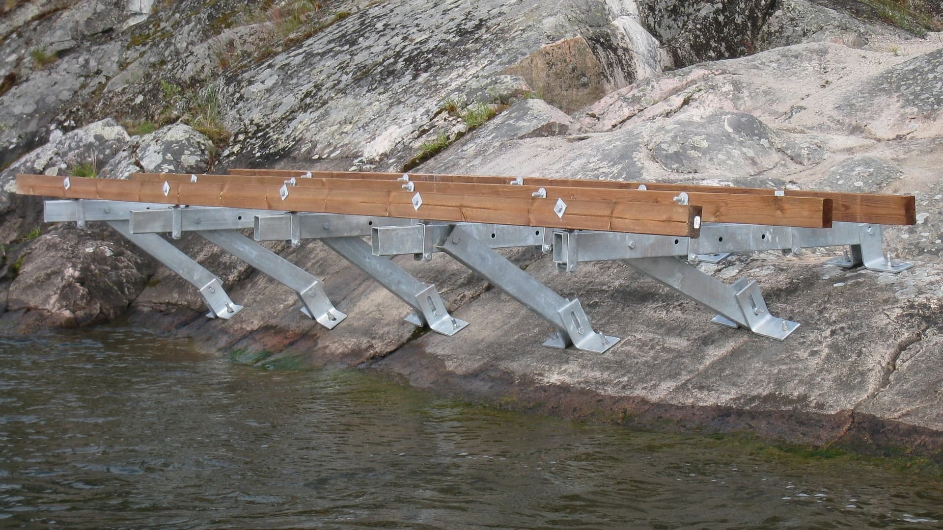 <p data-block-key="qvn8b">Kallionkylkilaiturin teräsrakenteet kiinnitettynä.</p>