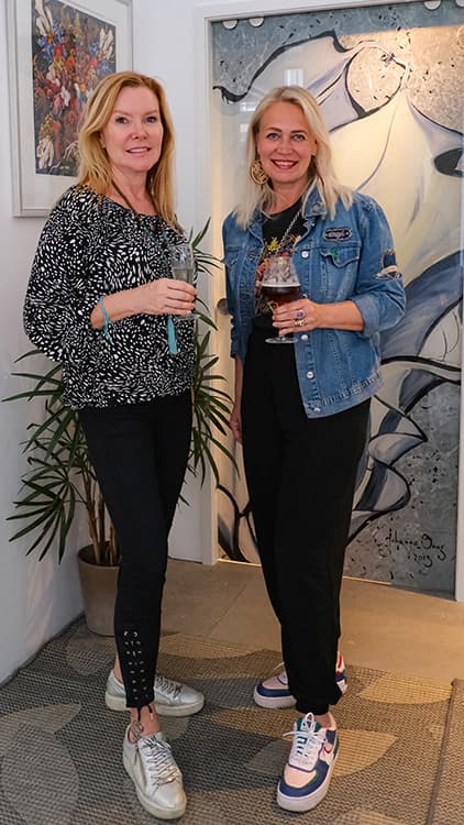 <p data-block-key="mk2q5">Leena Lundell ja Johanna Oras Liunen pop up galleriassa Helsingissä. Taustalla Oraksen taideovi &quot;Rakkauden pyörteissä&quot;.</p>