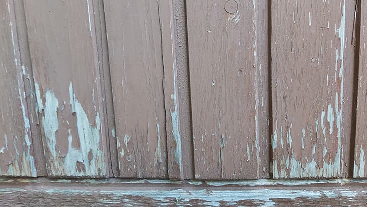 <p data-block-key="rww6r">Akryylimaali eli vesiohenteinen alias lateksimaali halkeilee vanhetessaan puunsyytä mukaillen. (Kuva: Sari Nieminen)</p>