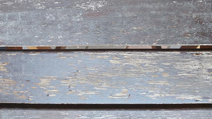 <p data-block-key="it0g5">Liian paksu kerros puuöljyä hilseilee pois. Puuöljyn pitää imeytyä puuhun. (Kuva: Sari Nieminen)</p>