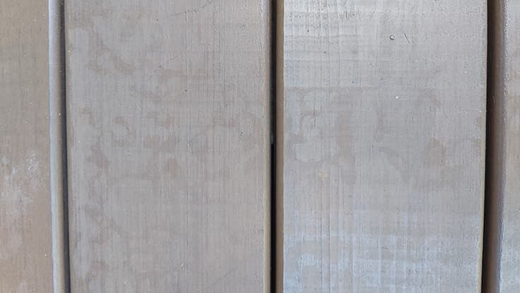 <p data-block-key="iw1fk">Jos puuöljy kastuu ennen kuivumista, se jättää ikävät jäljet. (Kuva: Sari Nieminen)</p>