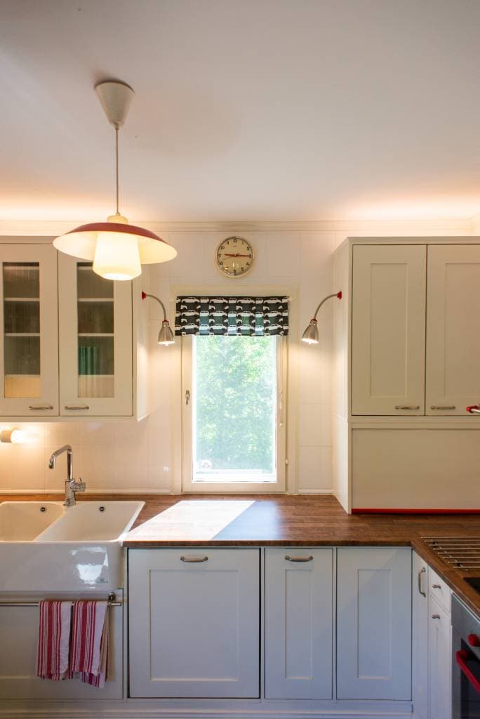 <p data-block-key="hnrvb">KUVA 1: Kolmitasoinen valaistus on toimiva ja tuo avaruutta keittiöön: kattovalaistus, työtasovalaistus ja kaapin ylätasojen valaistus toimivat kaikki omina ryhminään.</p>