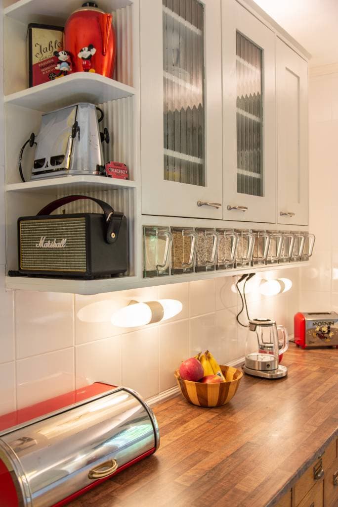 <p data-block-key="grff3">KUVA 3: Työtasoilla valaisimet valaisevat ympärilleen joka suuntaan, ja kiiltävä valkoinen laatta korostaa valaistusta sopivasti. LedStoren korkean värintoistoindeksin (CRI) polttimot toistavat sisustuksen värit juuri sellaisena kuin niiden kuuluukin olla.</p>