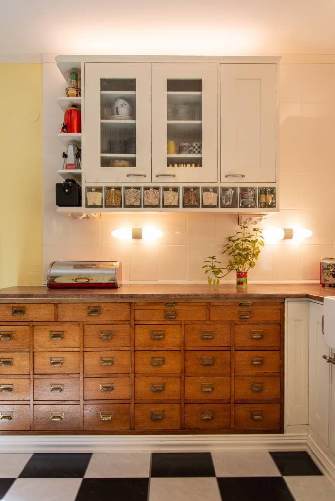 <p data-block-key="f95ni">KUVA 5: Kaapiston ylätasolla on työtasolla olevat valotasot sopivat hyvin yhteen ja täydentävät toisiaan.</p>