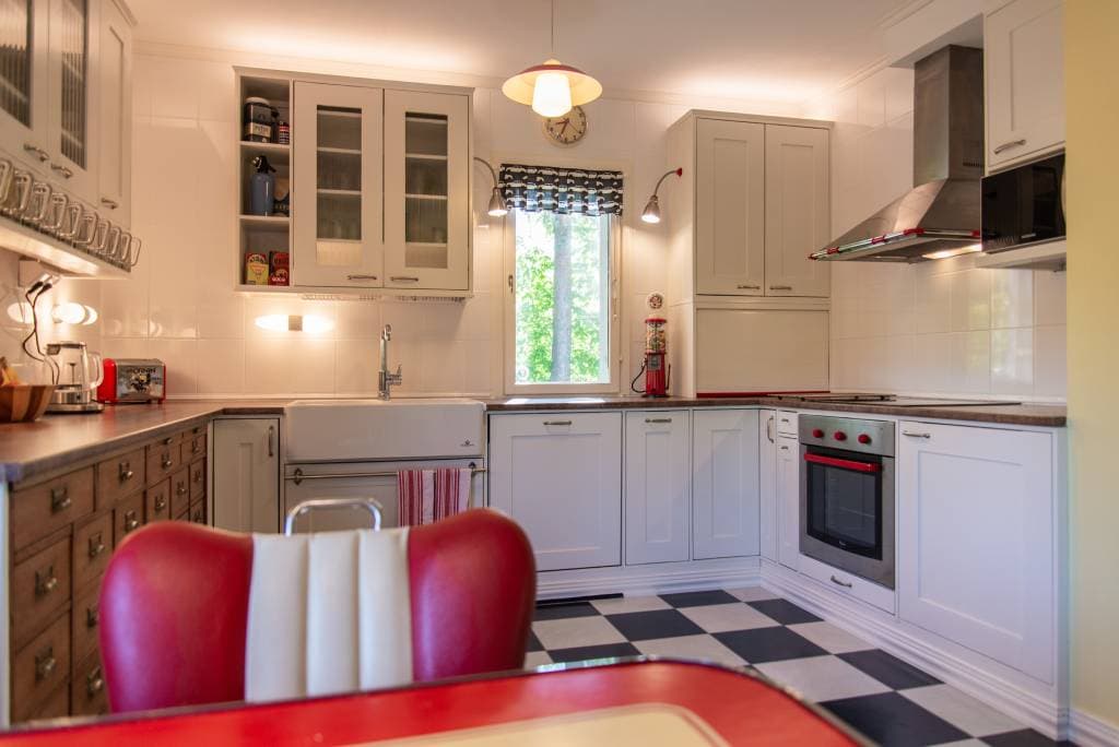 <p data-block-key="13o0d">KUVA 6: Kolmitasoinen valaistus muodostaa toimivan kokonaisuuden. Kaikissa valaisimissa sama 3000K värilämpötila tuo harmoniaa kokonaisuuteen.</p>