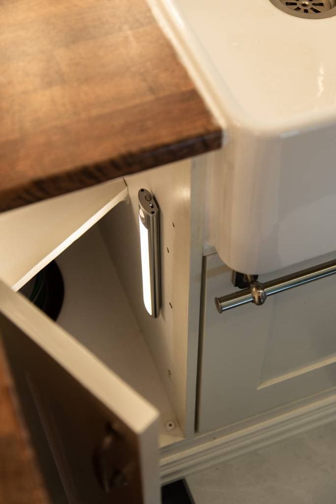 <p data-block-key="h4c4m">KUVA 8: Liiketunnistimella toimiva kaapin valaisuun sopiva Wanda 24 cm 1,5 W valaisee kulmakaapin.</p>