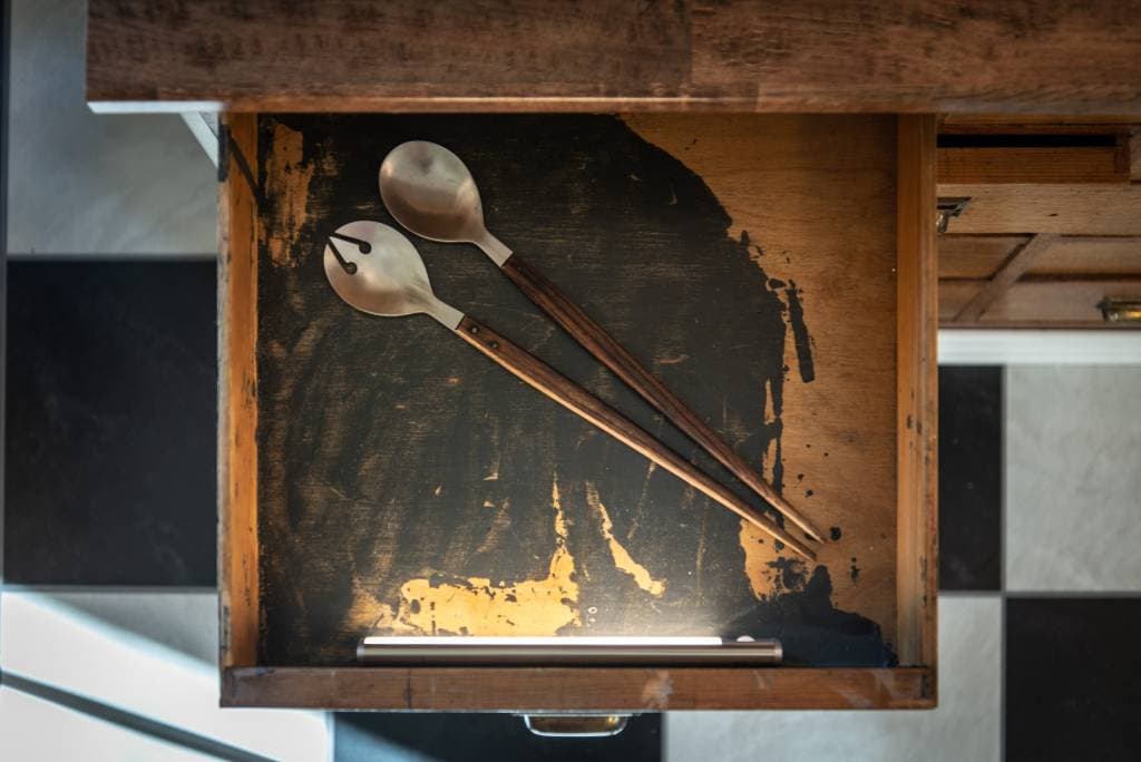 <p data-block-key="indda">KUVA 9: Johdottomuuden ansiosta monitoimivalaisinta voidaan käyttää myös yksittäisten laatikoiden valaisuun.</p>