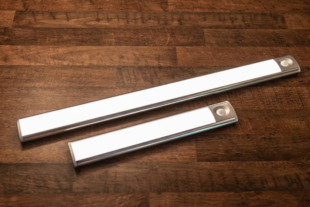 <p data-block-key="xqok2">KUVA 10: Monitoimivalaisinta on saatavissa kahdessa koossa, 44 cm ja 24 cm. Valotehot ovat 100 lumenia ja 200 lumenia.</p>