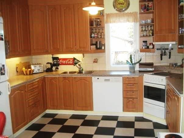 <p data-block-key="bi0fe">KUVA 11: Keittiö 90-luvun asussa.</p>