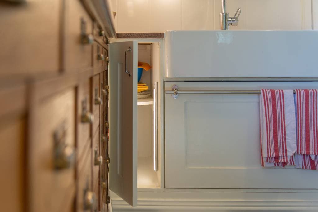 <p data-block-key="xdp2r">KUVA 7: Kulmakaappimekanismien sijaan päätettiin valaista kaappi tarpeeksi hyvin johdottomalla Wanda-monitoimivalaisimella. Kuvassa 44 cm pituinen 3W Wanda.</p>