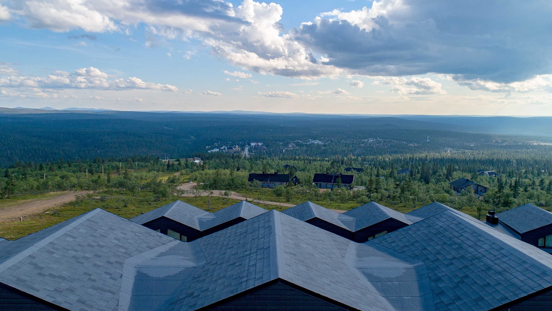 Bitumikate sulautuu suomalaiseen maisemaan. Saariselän lomakylässä on käytetty PlanoXL-bitumikatetta.