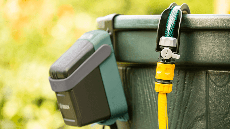 Akkukäyttöisellä vesipumpulla hyödynnät kätevästi sadeveden