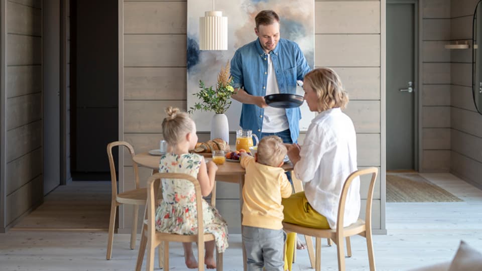 <p data-block-key="rqfl4">Mäkilähteen perheelle asumisen ekologisuus on tärkeä arvo. Myös sisäilman laatu ja turvallisuus painoivat vaakakupissa, kun kodin rakennusmateriaaliksi päätettiin valita hirsi.</p>