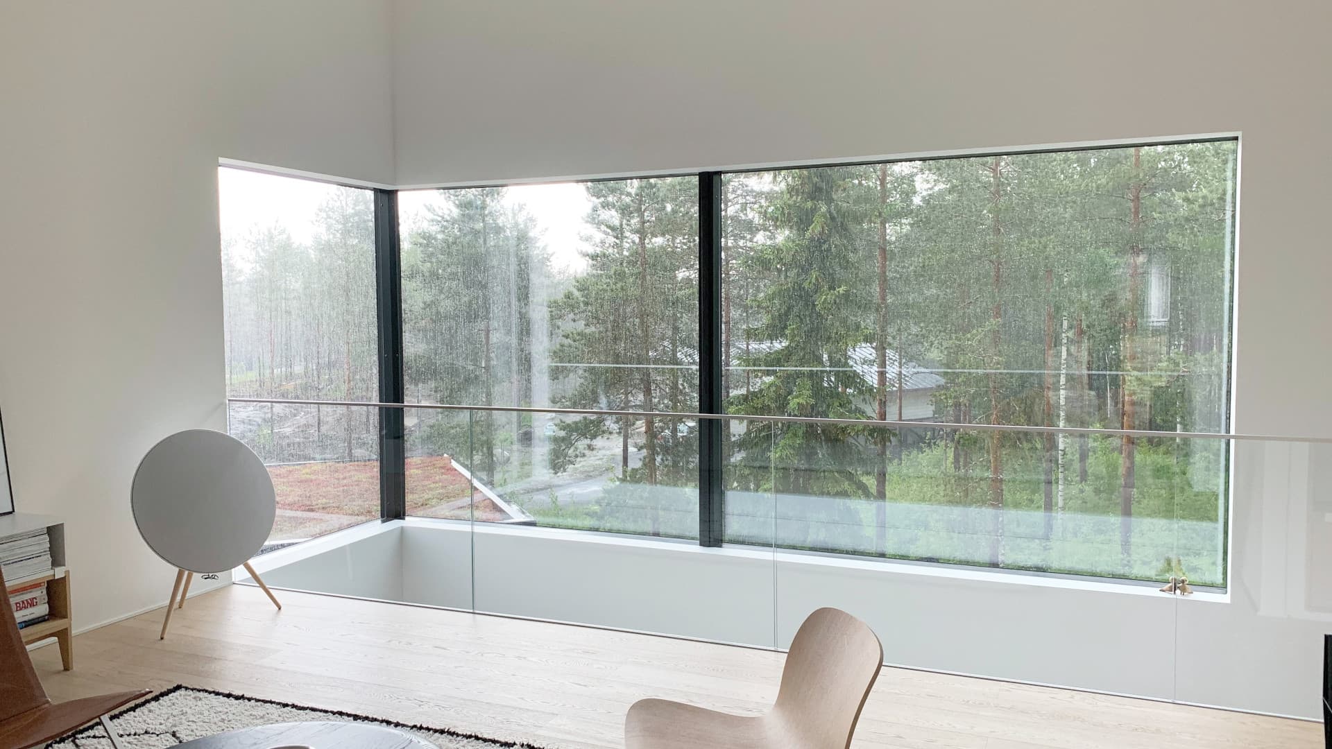 Näinkin voi rakentaa: Näyttävä ja sisäänkäyntiä korostava kulmaikkuna