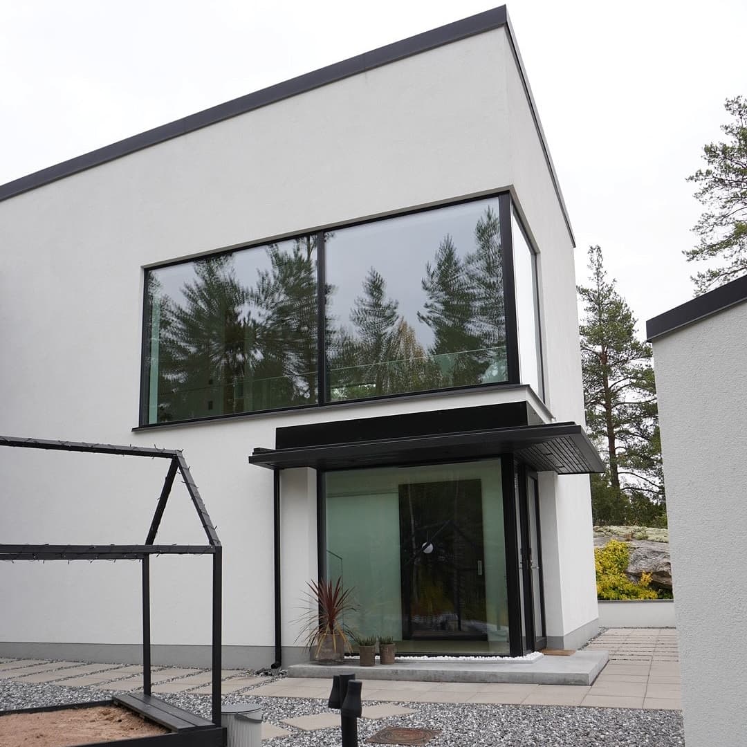 <p data-block-key="1ljm4">Kulmaikkunoiden tavoitteena oli mahdollisimman pelkistetty ja siro lopputulos, jossa valoaukkojen pinta-ala olisi mahdollisimman suuri. (Kuva: Jenna Järvinen, Instagram: @talo_jj)</p>